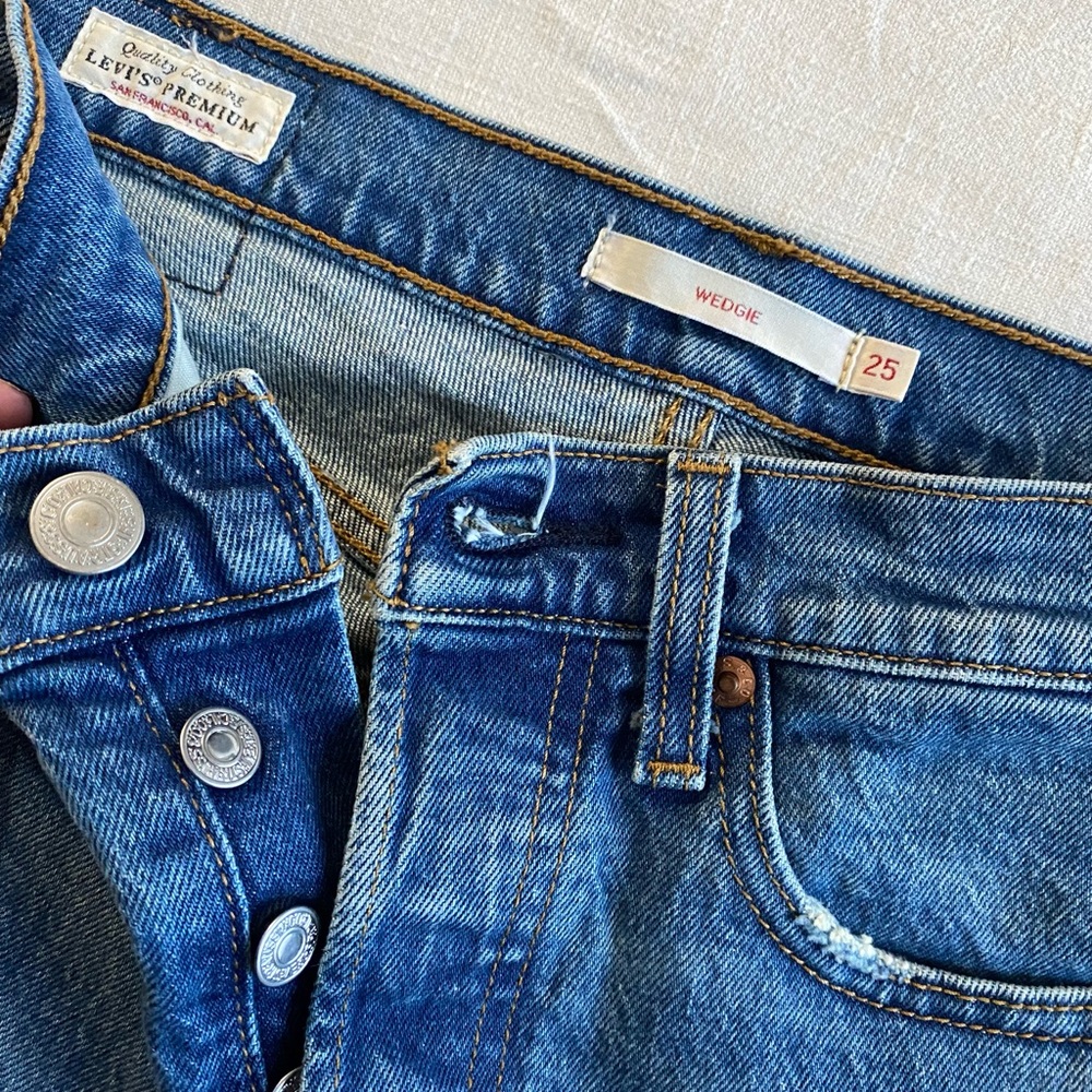 Levi Wedgie Jeans - Size 25